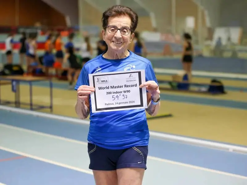 92 歲的義大利短跑選手 Emma Maria Mazzenga 保有 4 項高齡組世界紀錄。科學家研究發現，她的慢縮肌纖維如 20 歲年輕人，粒線體功能年輕，心肺如 50 歲。（來源：TMIHARINI@X）