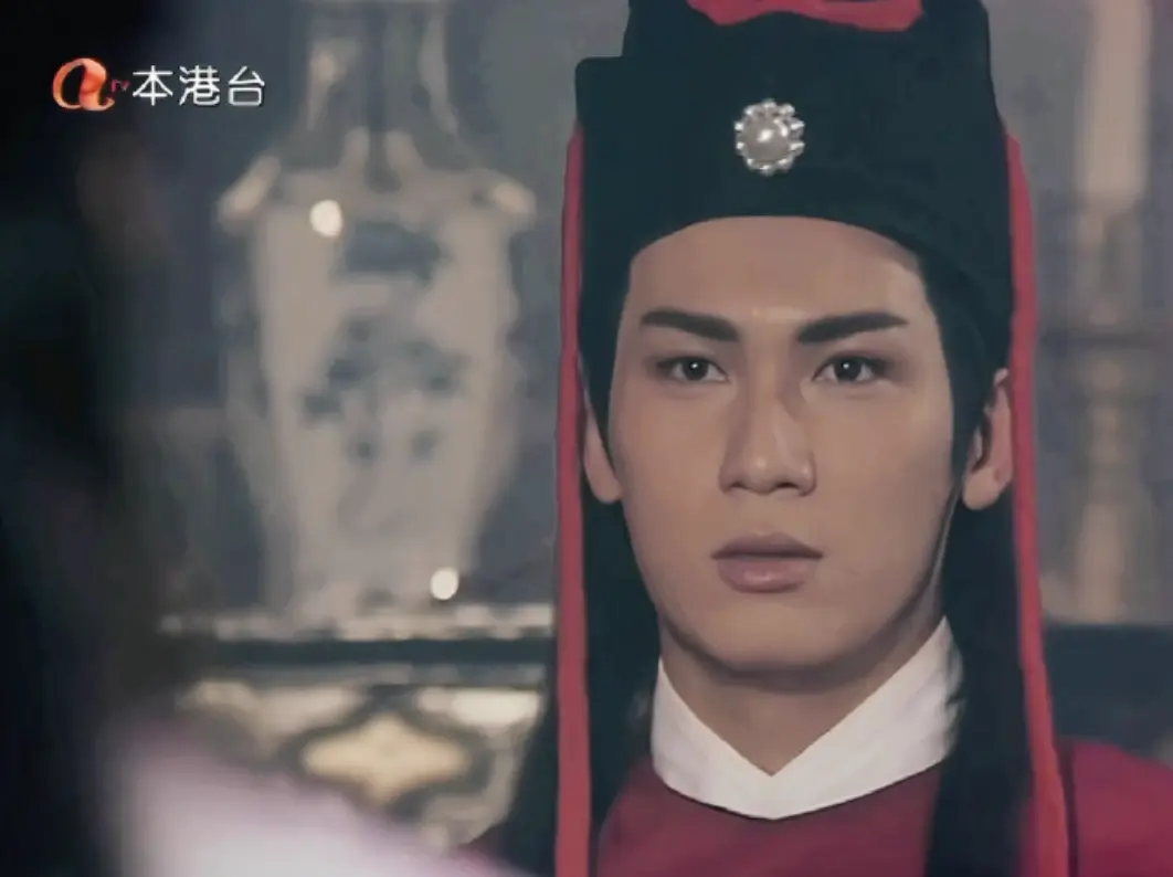 1993 年,甄志強加盟亞視後備受力捧,憑藉高大俊朗的外形和扎實的武術功底迅速走紅,其中在《碧血青天楊家將》中飾演的「展昭」一角,被觀眾封為「最帥展昭」,成為其演藝生涯的代表作。(圖:甄志強@微博)