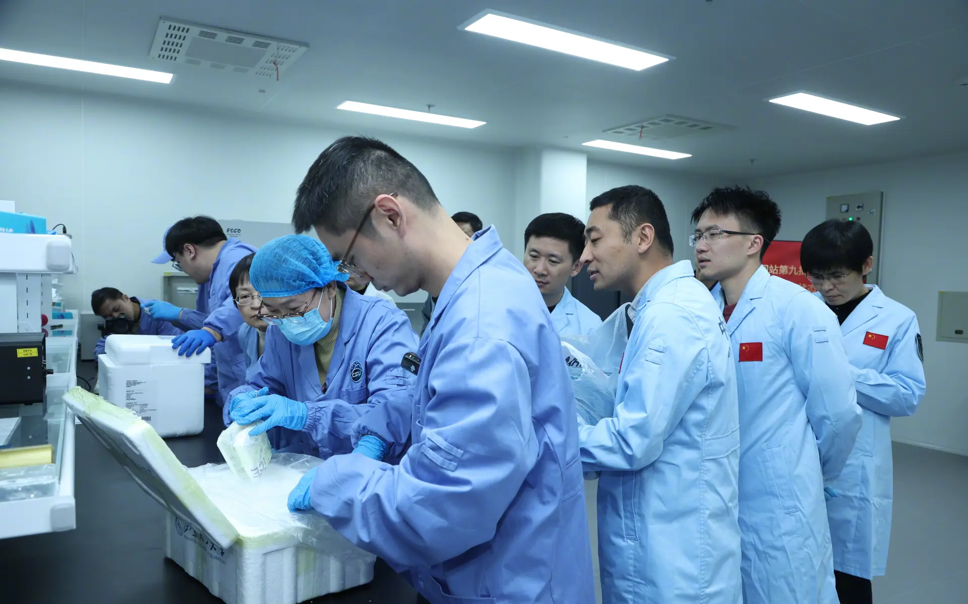 據權威消息指出，這批樣品中，生命科學類涵蓋 4 只 C57BL/6 品系黑鼠、斑馬魚與金魚藻水生生態系統、巨噬細胞、肝細胞等 9 類生物樣本。(圖：央視新聞@微博)