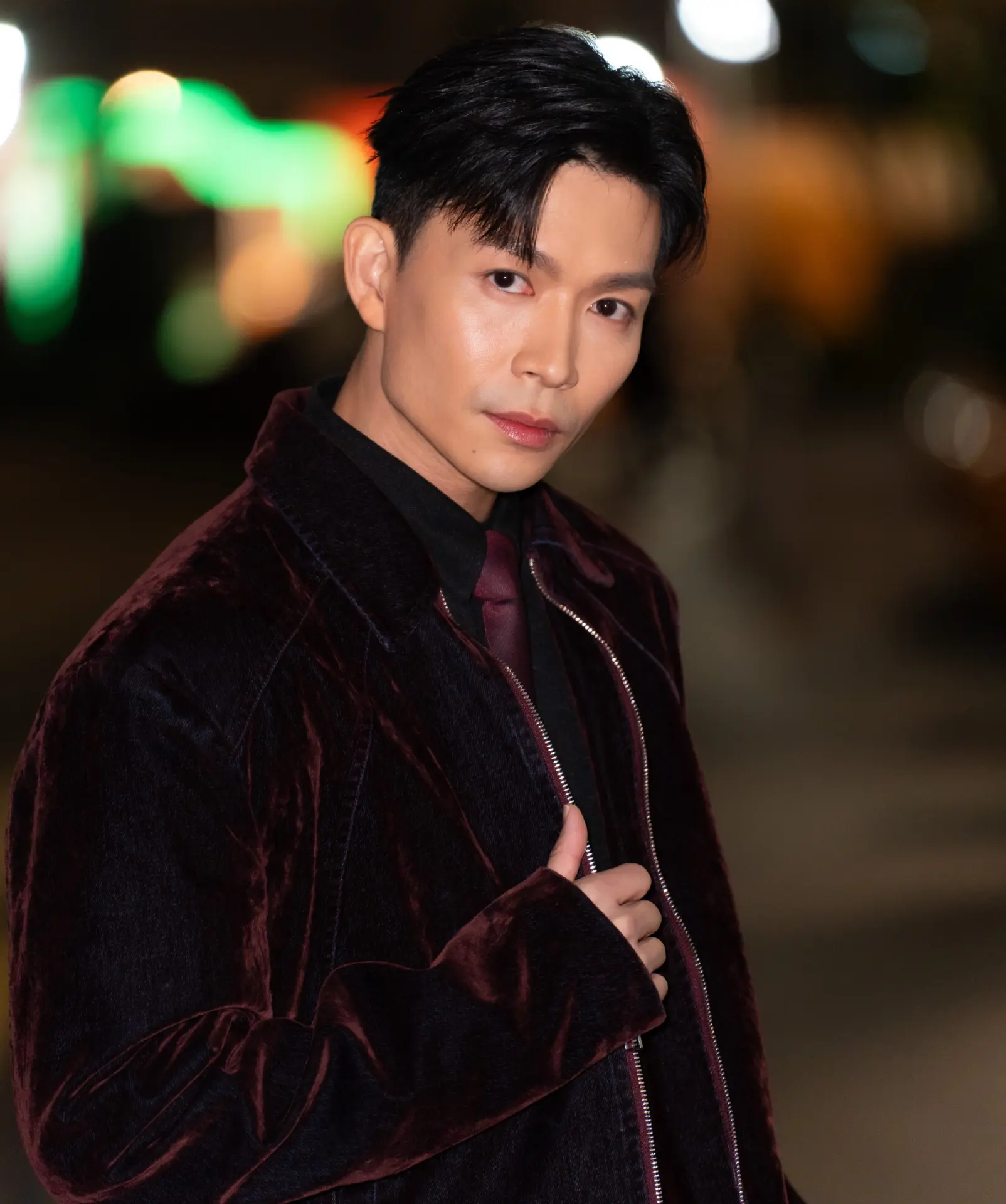 網民的猜測並非毫無依據，「企鵝人」展現出的專業唱功，與周志康的背景完美契合。現年36歲的周志康，2009年與孿生哥哥周志文一同參加《超級巨聲》後簽約無綫電視，受過正規的音樂訓練。(圖：周志康DanielChau@微博)