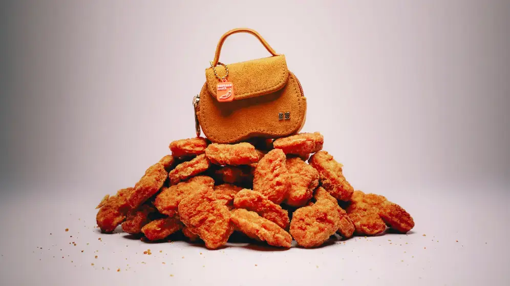 全球知名速食品牌漢堡王（Burger King）推出超限量微型配件Le Nugguette雞塊包，尺寸僅容納單塊雞塊，附經典醬料吊飾，限時限量開賣，還附贈雞塊兌換優惠。（來源：漢堡王官網）
