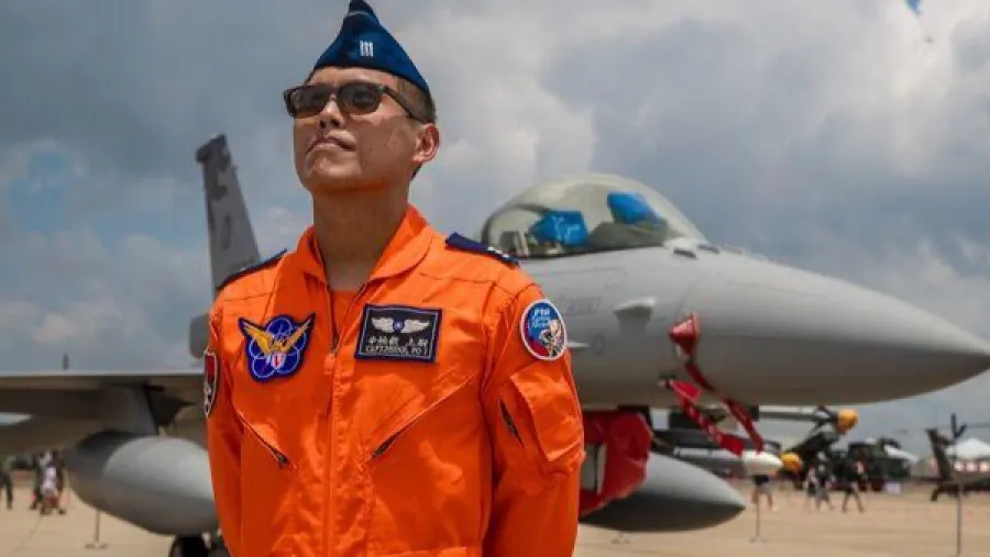 台灣F-16V戰機夜航訓練失事　飛官辛柏毅彈射失蹤　低溫浪大搜救困難的封面圖片