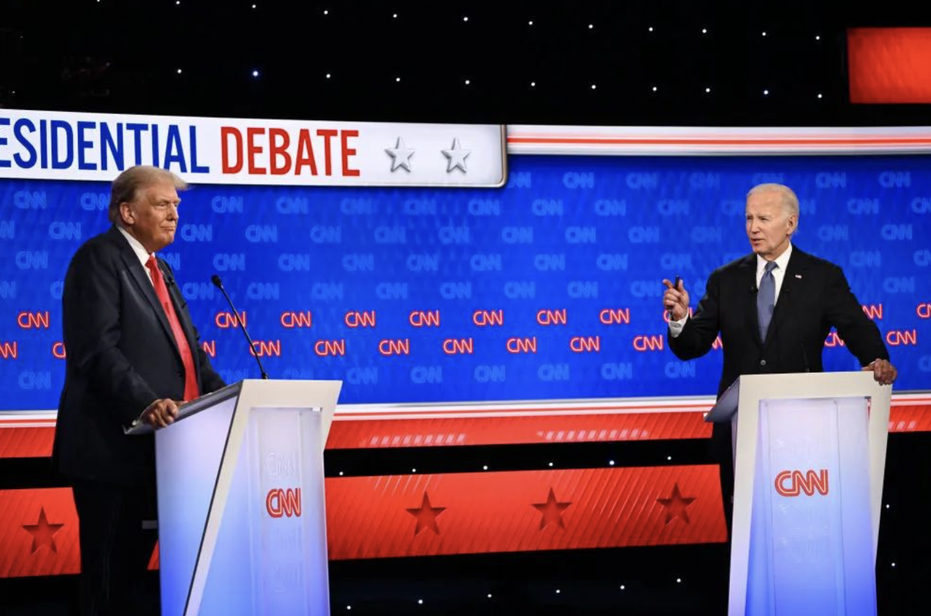 2024年6月27日晚，亞特蘭大（美國），現任總統拜登（右）和前任總統特朗普參加美國2024年總統選舉首場候選人電視辯論。新華社發（美國有線電視新聞網供圖）