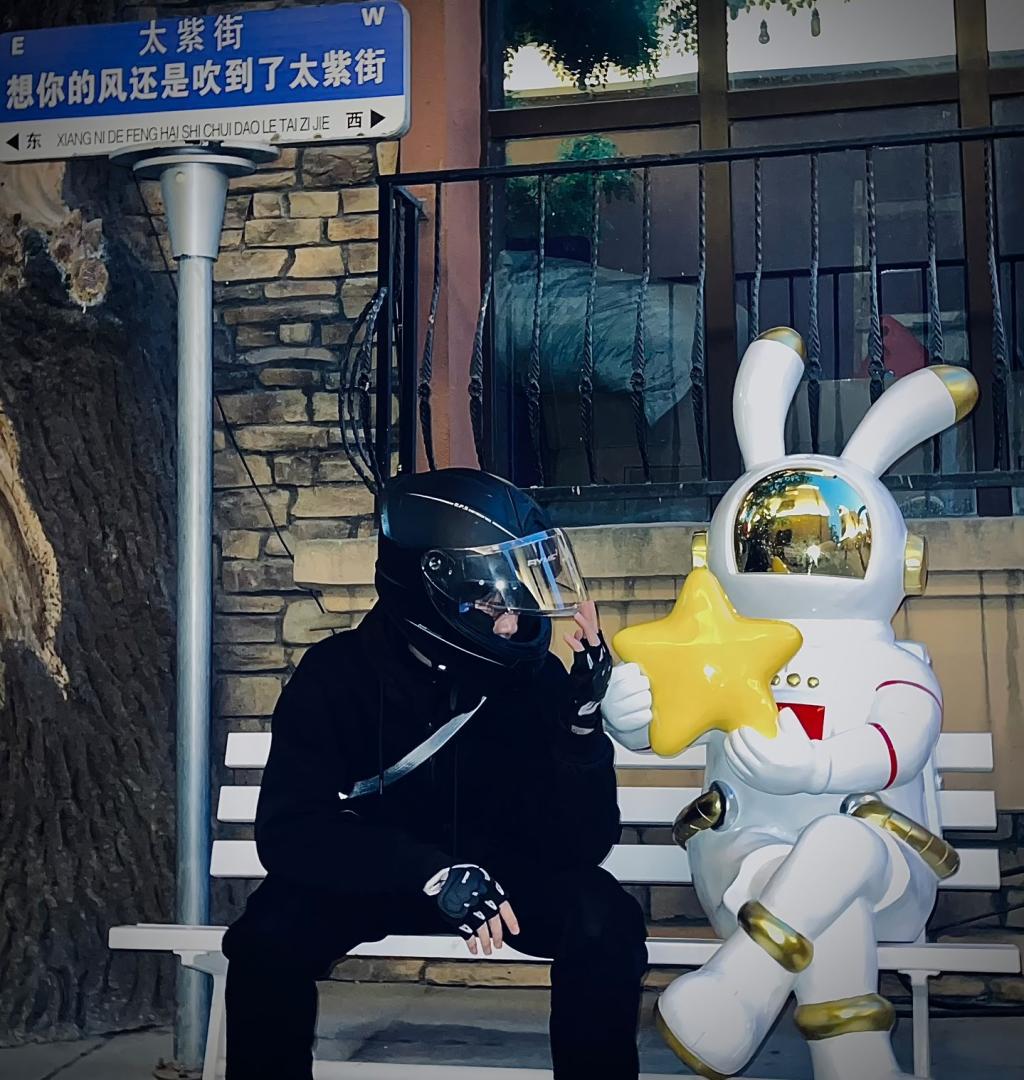 熱愛機車的21 歲福建富二代網紅周鈞灝。（來源： 周钧灏.🏍️@抖音）