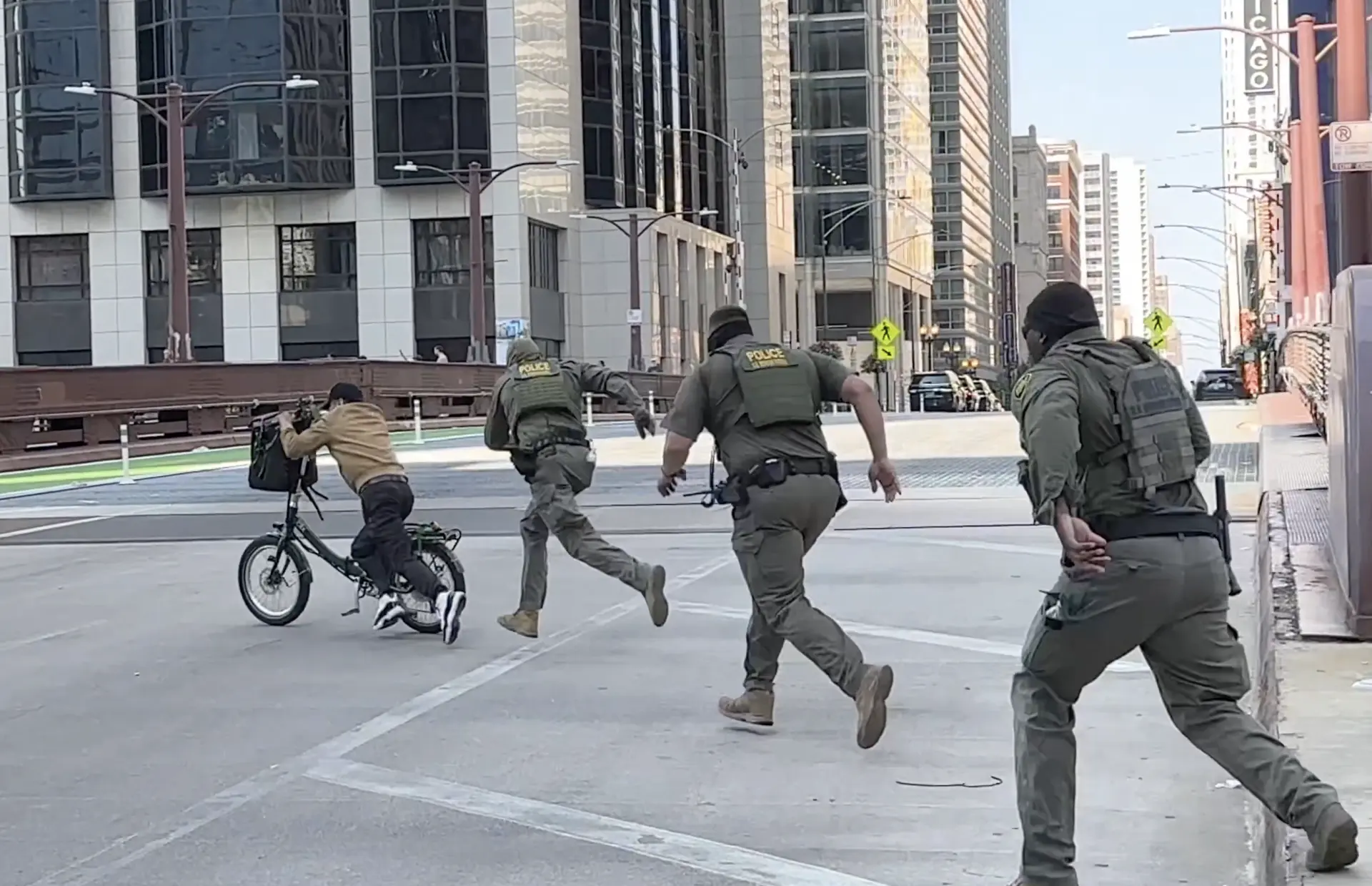 短片顯示，現場多名 ICE 人員發出呼喊後，該名外賣騎手立即跨上單車高速駛離。(圖片：網絡翻攝)