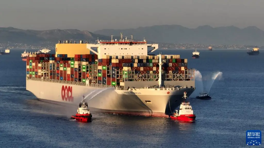 2023年7月10日，「東方比雷埃夫斯」號大型集裝箱船抵達希臘最大港口比雷埃夫斯。 （新華社）