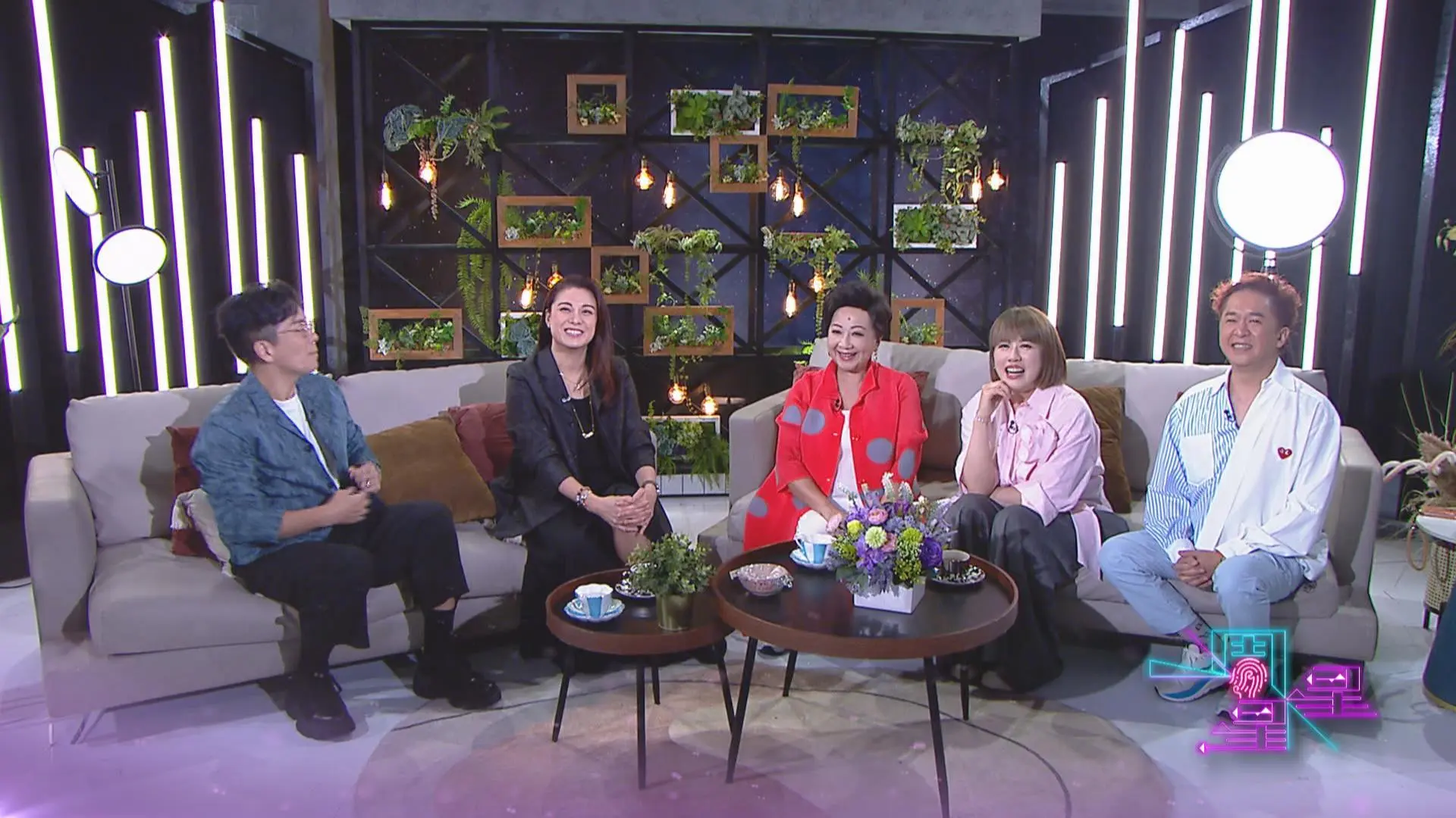 TVB 節目《一周星星》近日邀得經典處境劇《皆大歡喜》的一眾舊拍檔，包括薛家燕、廖碧兒、陳彥行及鄧兆尊擔任嘉賓。(圖：TVB)