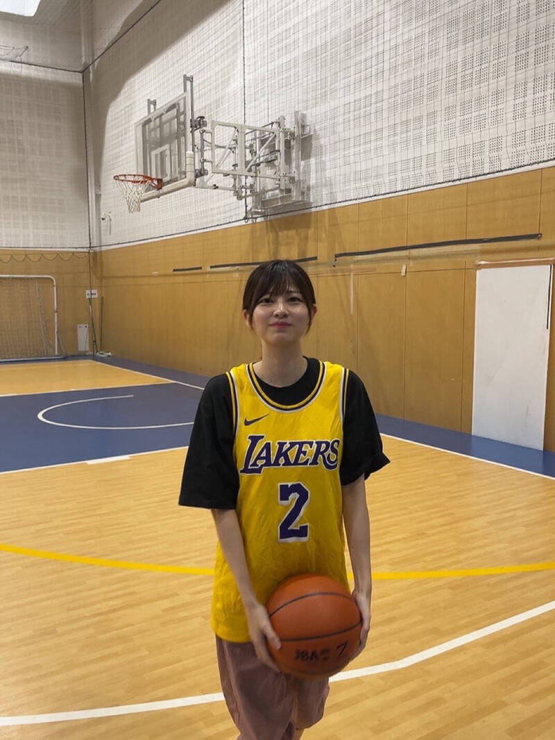 佐保里曾是偶像團體 Tokyo Girls Bravo 的成員，如今轉型成為演員兼模特兒。（來源：X）