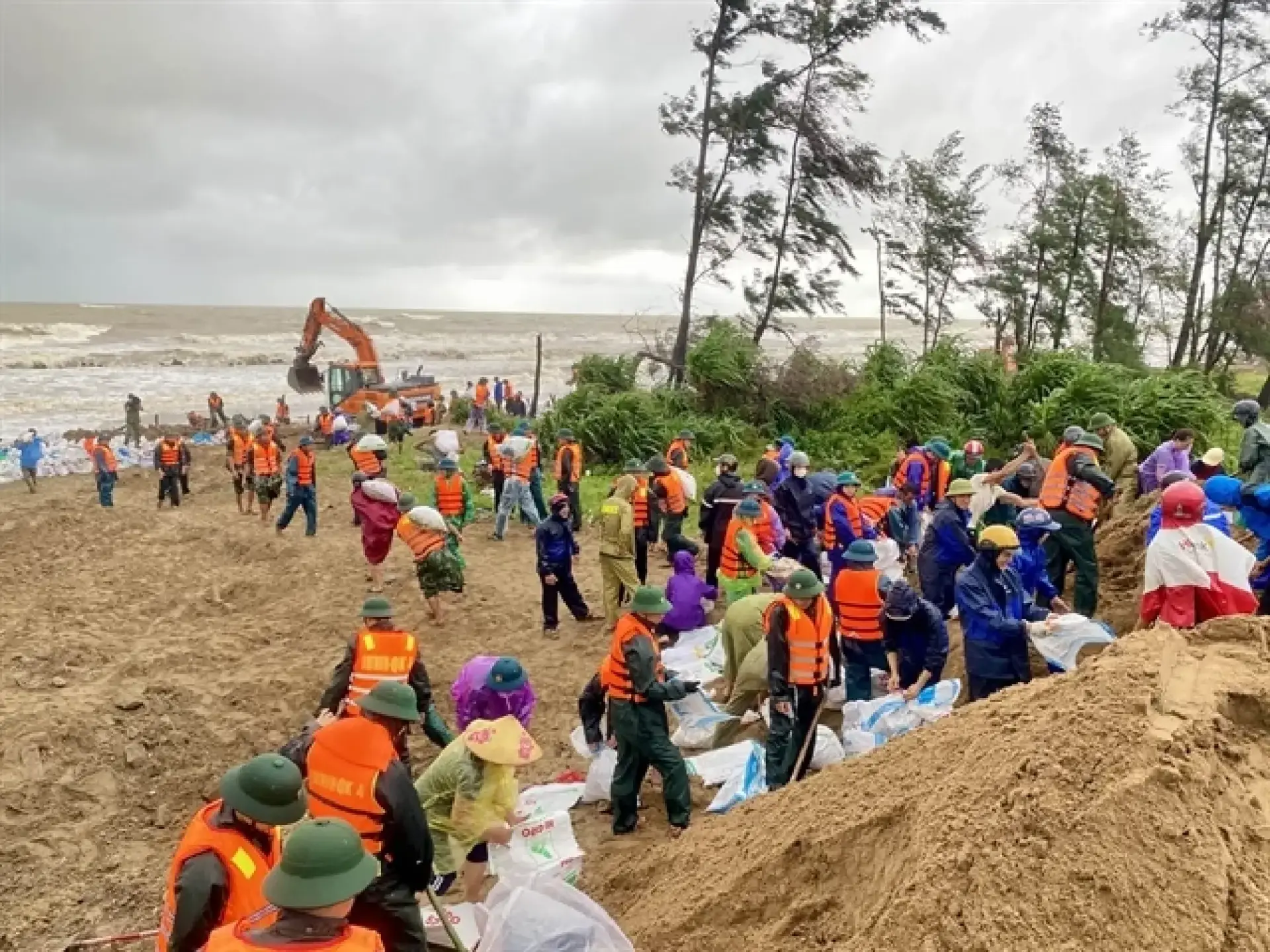 為應對災情，越南當局動員約 10 萬名士兵協助疏散，河靜省單地已轉移逾 1.5 萬居民，受影響地區學校今日全面停課。(圖：網絡翻攝)