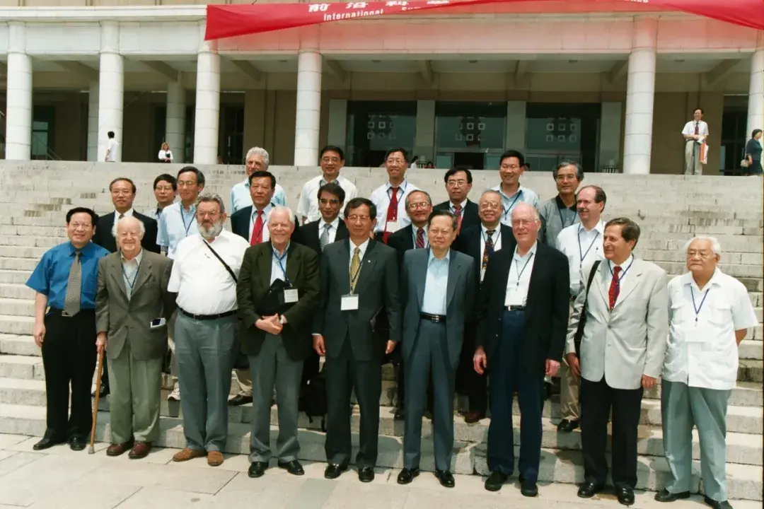 2002年楊振寧與出席清華大學舉辦的前沿科學國際研討會的學者合影