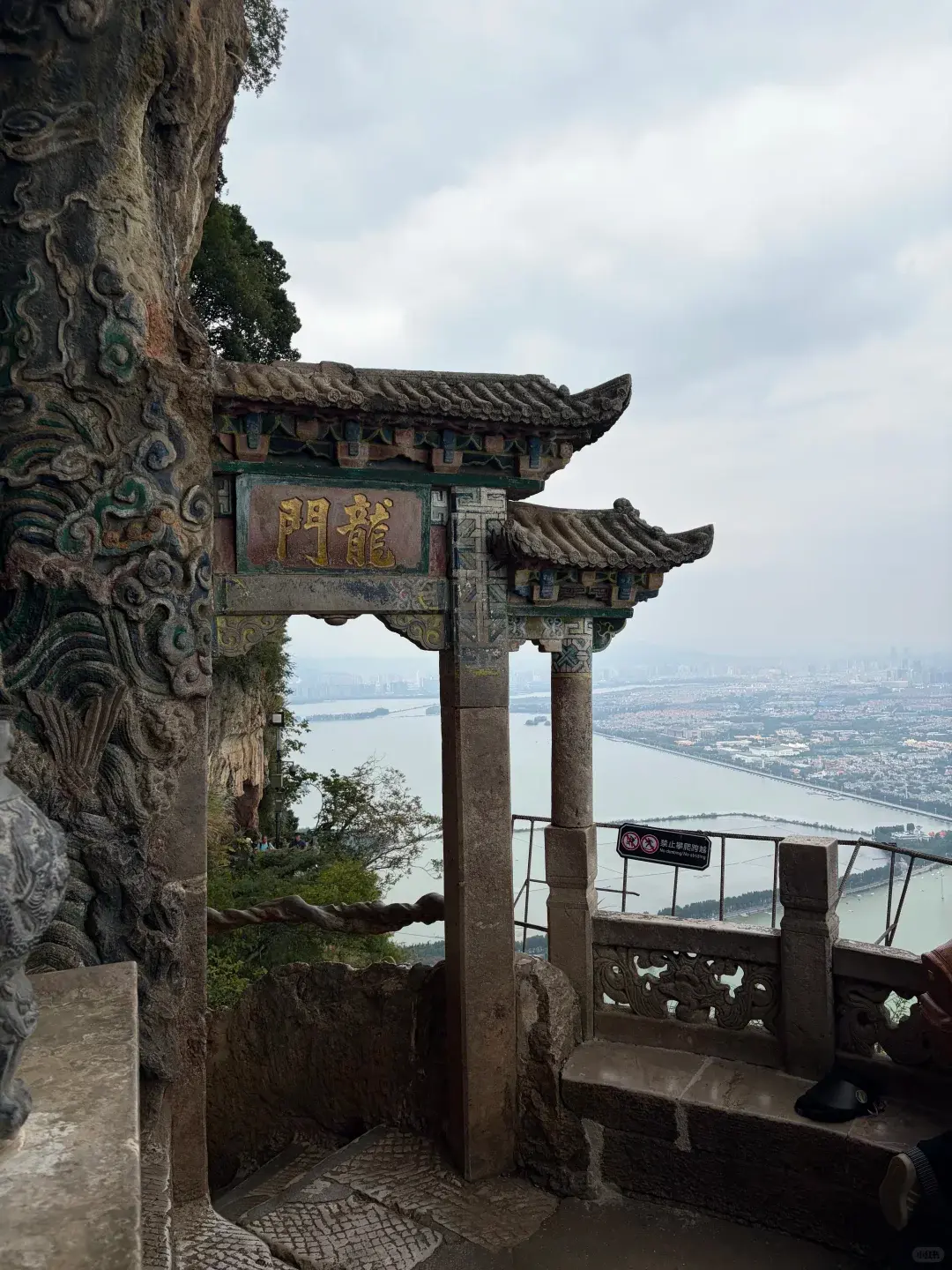 昆明的滇池西山（示意圖來源：小紅書網友）