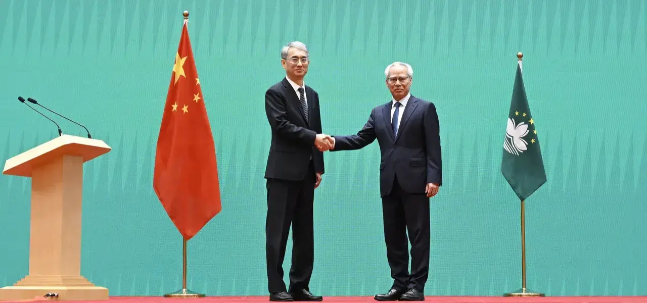 在隨後的宣誓環節中，岑浩輝再次擔任監誓人，見證張永春正式就任第八屆立法會主席。(圖：澳門特別行政區政府新聞局)