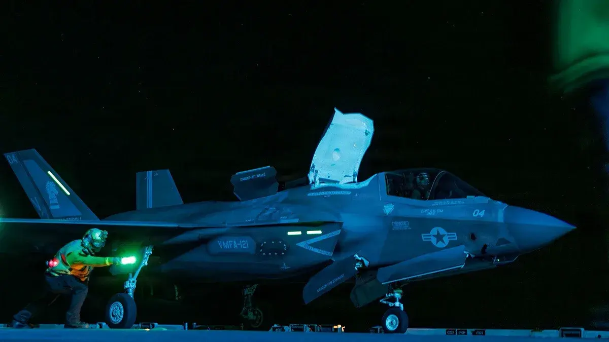 美軍「的黎波里號」兩棲攻擊艦（USS Tripoli，LHA-7）正於夜間進行高強度飛行作業，甲板燈光劃破海上黑暗，戰機起降頻繁。 圖:翻攝自X帳號@LPX2019