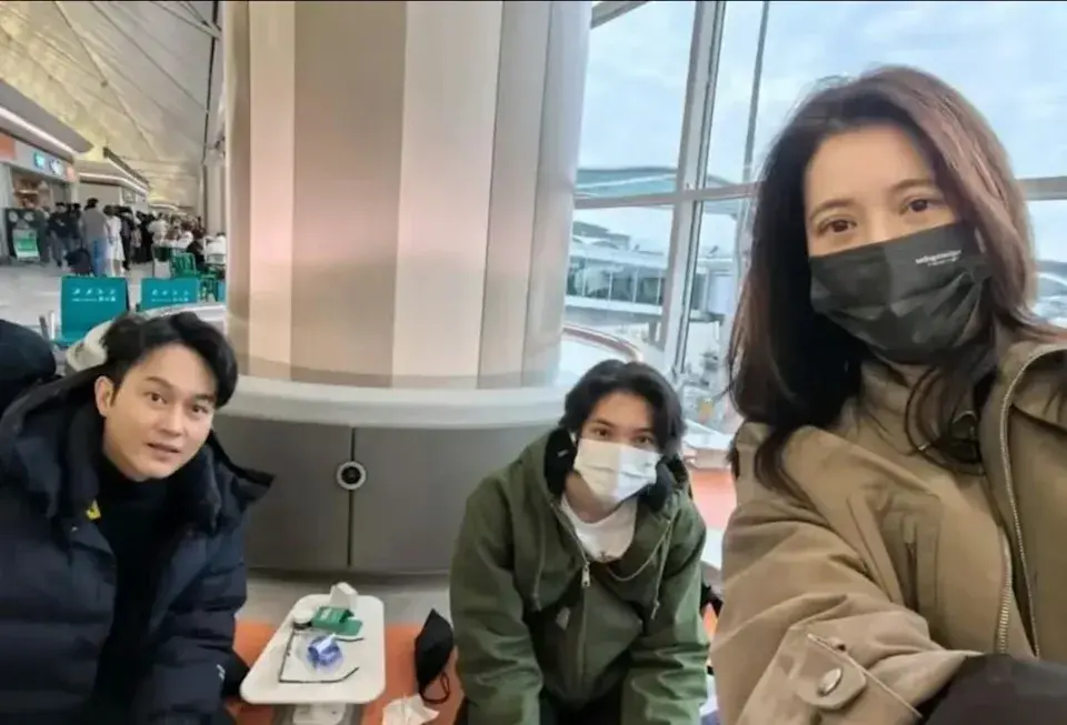 袁詠儀曾在節目中坦言，自己因出身警察世家，早年教育方式頗為嚴格，導致魔童 6、7 歲時出現情緒問題，甚至提出「換媽媽」。(圖：袁詠儀@微博)