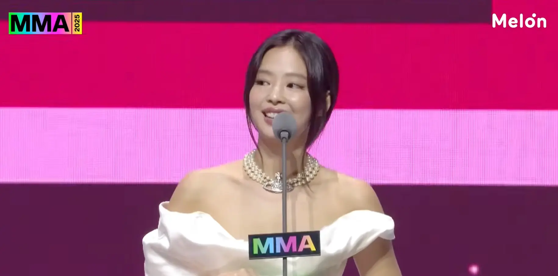 睽違6年再度登上韓國頒獎典禮舞台的Jennie，以首張個人專輯《Ruby》拿下「最佳年度製作」大獎。領獎感言中，她除了感謝工作團隊，更直球告白BLACKPINK成員：「成員們，我很想你們…今天只有我一個人，感覺好孤單」，真情流露打動全場。(圖：視頻截圖)