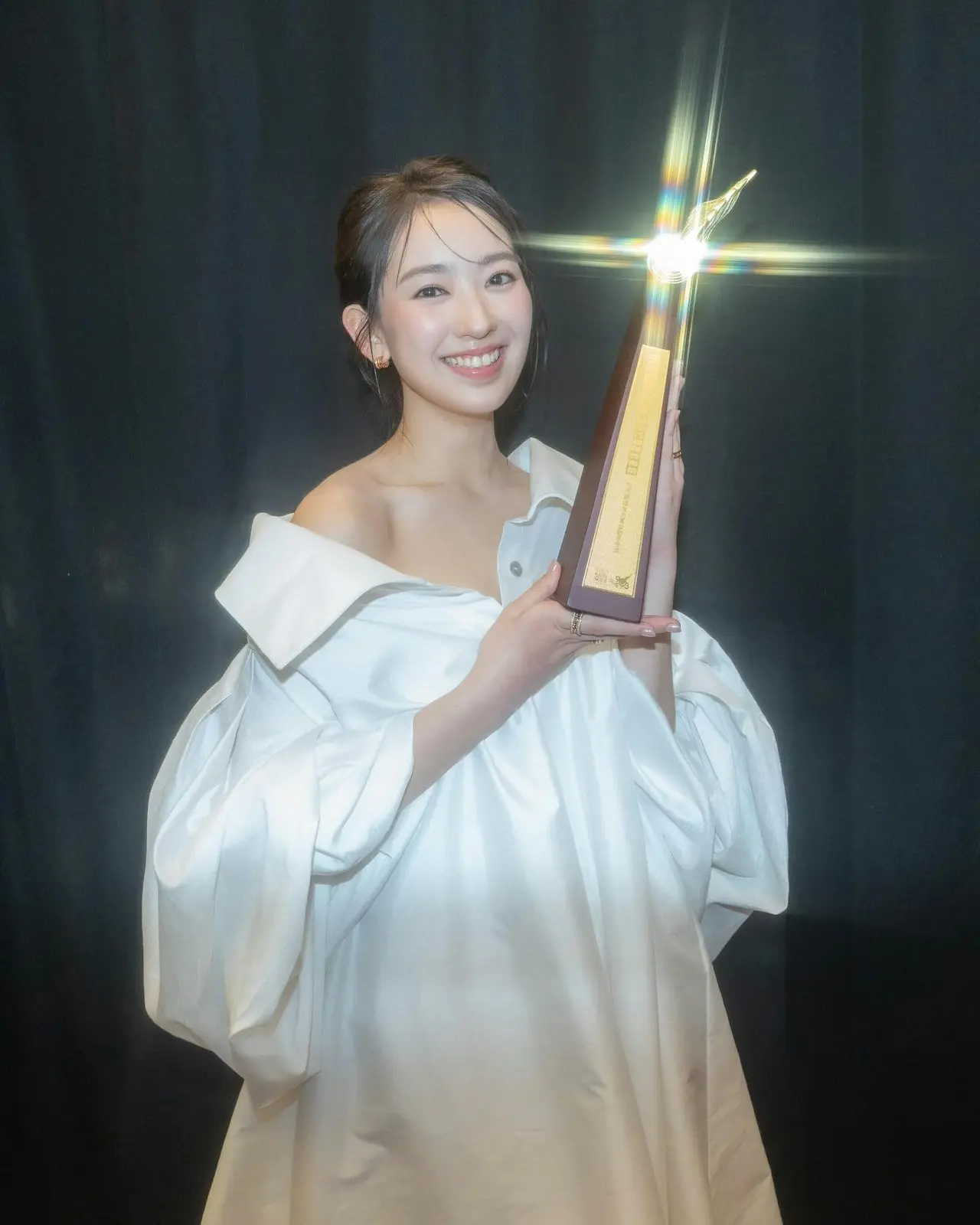 近年林愷鈴跨界樂壇發展同樣亮眼，在《2024年度叱咤樂壇流行榜頒獎典禮》中勇奪「叱咤樂壇新力軍女歌手」金獎，實現歌影視三棲全面發展。(圖：kaening@IG)