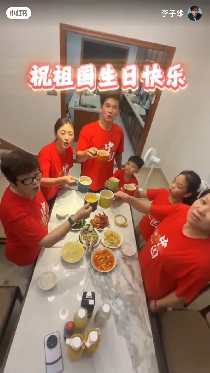李子雄煮好飯後，他將食物捧到飯廳，飯廳里擺放著一張長餐枱，坐 6 人都綽綽有餘。(圖：李子雄@小紅書)