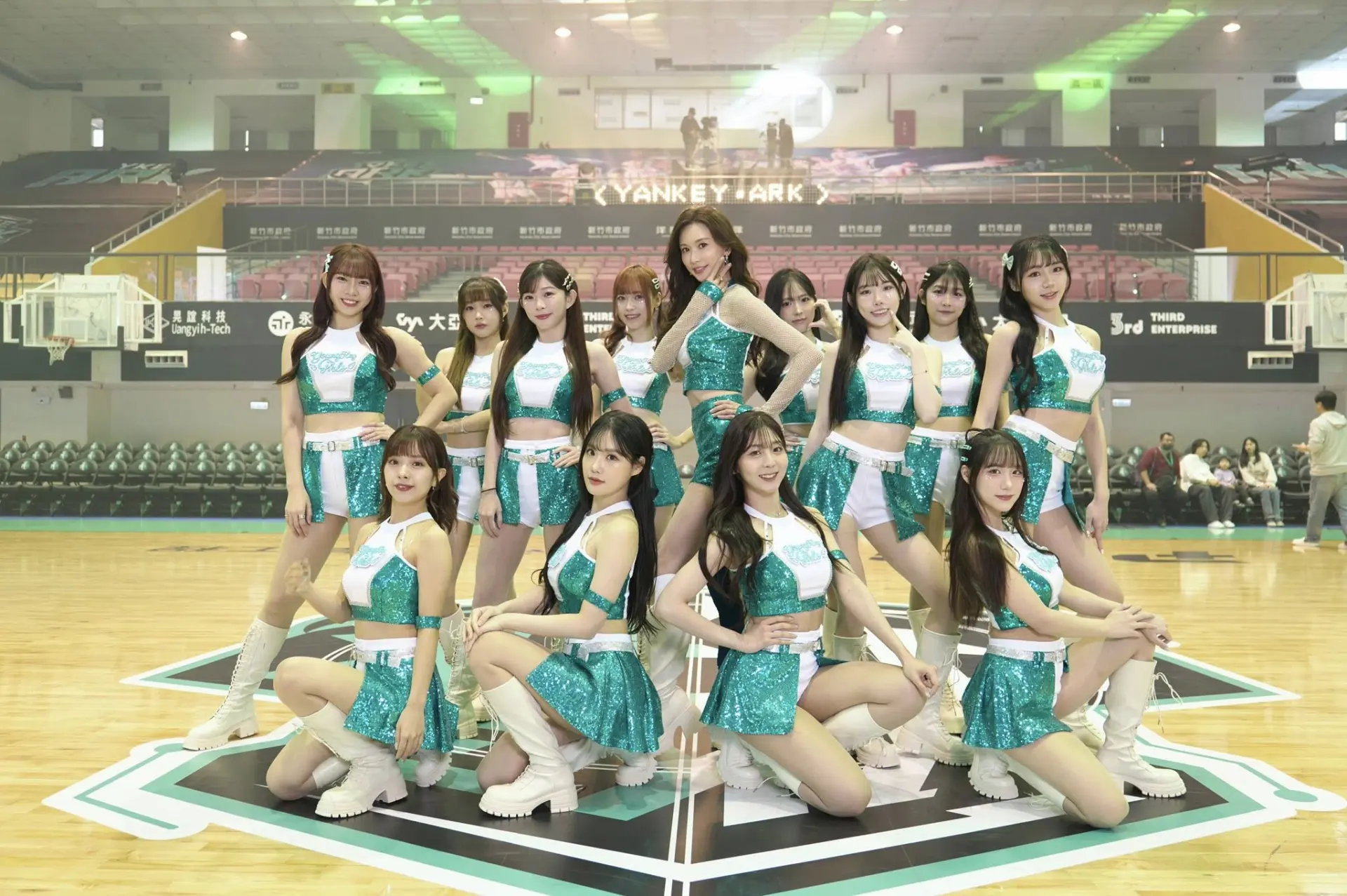 據了解，林志玲曾在日本為棒球賽開球，但公開應援籃球賽開幕戰尚屬首次，此次更突破自我挑戰啦啦隊舞蹈。征戰無數舞台的她，肢體訓練難不倒，卻坦言最困難的是心理層面的準備，「畢竟要和這麼年輕的啦啦隊員們站在一起」。(圖：林志玲Chiling Lin@FB)