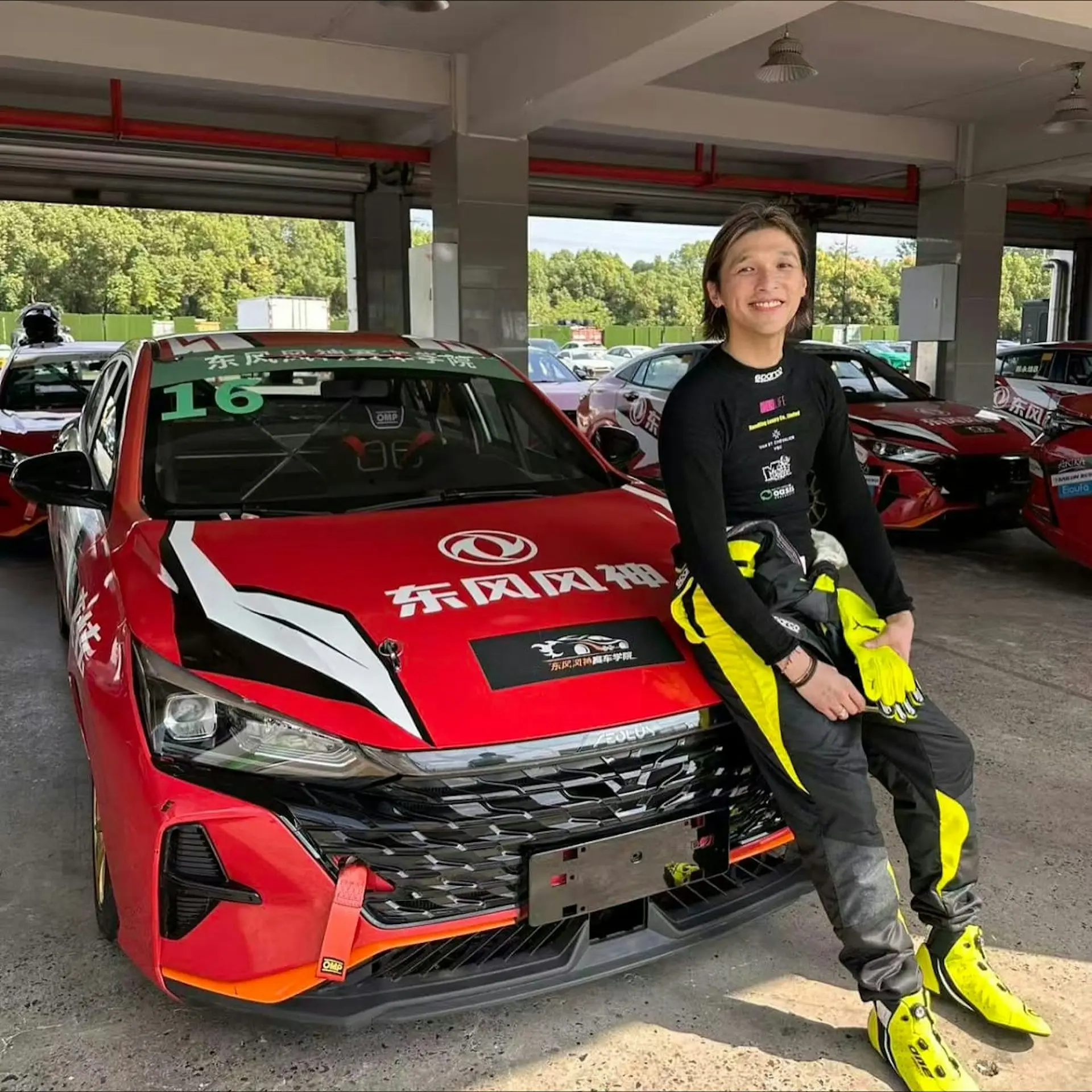 除了公共交通駕駛，黃又南更挑戰賽車領域。他在 IG 及抖音分享穿賽車服的帥氣照片，透露已完成人生首場賽車，直言過程相當刺激，更借賽車感悟人生：「有啲彎要勇敢踩油衝過，人生亦一樣，加油黃又南」。(圖：wongyounam@IG)