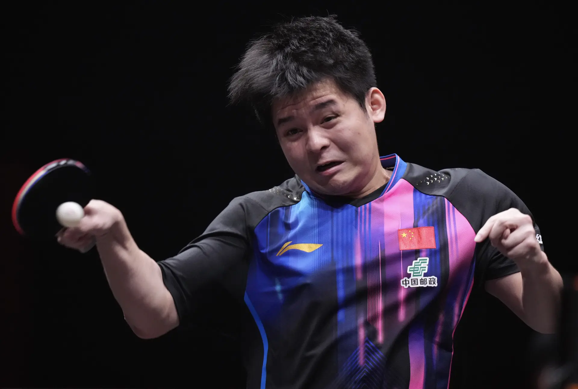 林詩棟在對張本智和的比賽中，末段出現失誤，但整體表現出色。張本智和先前也與菲歷斯勒邦上演巔峰對決，取勝關鍵4分。(圖：新華社)