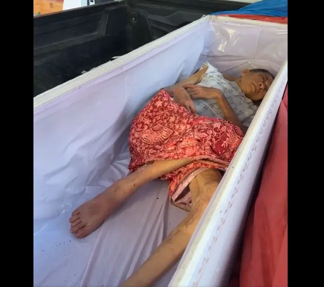 泰國一名 65 歲的阿嬤，差點就成了火化爐裡的一縷青煙，卻靠著最後一口氣敲響棺材，上演了一齣「死而復生」的驚奇戲碼。（來源：ดราษฎร์ประคองธรรม@FB）