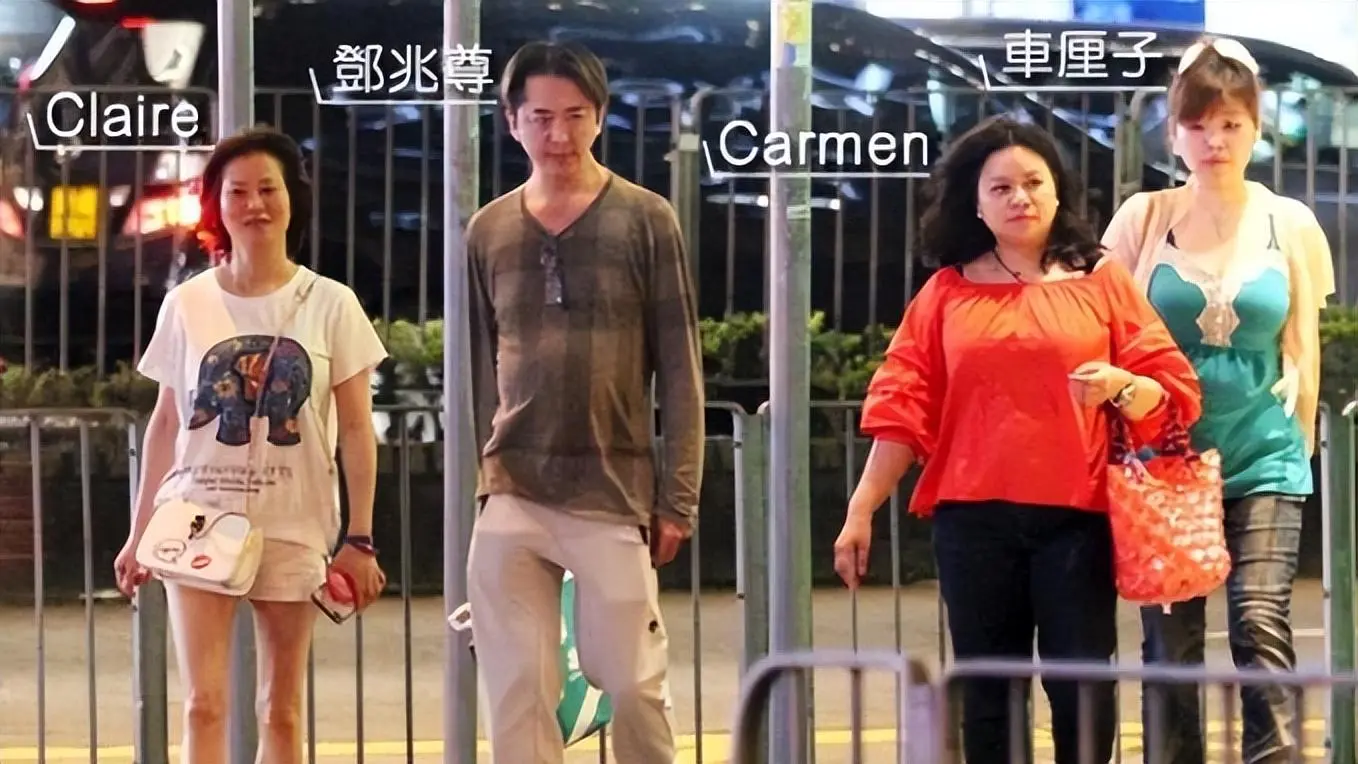現年 59 歲的鄧兆尊，其「一夫三妻」的感情生活向來是網民熱話。日前他攜同大婆 Carmen 高調現身譚詠麟紅館演唱會尾場，二奶車厘子與三奶陳小姐皆未有同行。(圖：網絡截圖)