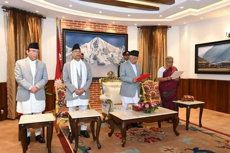 9月12日晚，在尼泊爾首都加德滿都的總統府，尼泊爾總統鮑德爾（右二）主持儀式，尼泊爾最高法院前首席大法官蘇希拉·卡爾基（右一）宣誓就任尼臨時政府總理。鮑德爾當晚任命卡爾基為臨時政府總理。新華社發（尼泊爾總統府供圖）