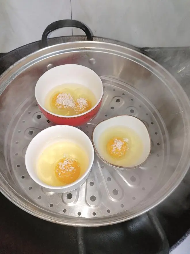 秋燥干咳不停？白糖蒸雞蛋為何能緩解？原理藏在這裡！（來源：下廚房）
