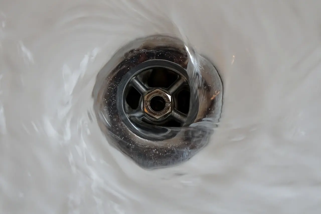 英國一四口之家赴西班牙庫列拉度假，租住高價豪華別墅，夫妻二人使用按摩浴缸時，因設備故障引發強大吸力受困，搶救無效雙雙身亡，慘狀由子女發現，警方判定為意外並展開調查。（示意圖來源：pixabay）
