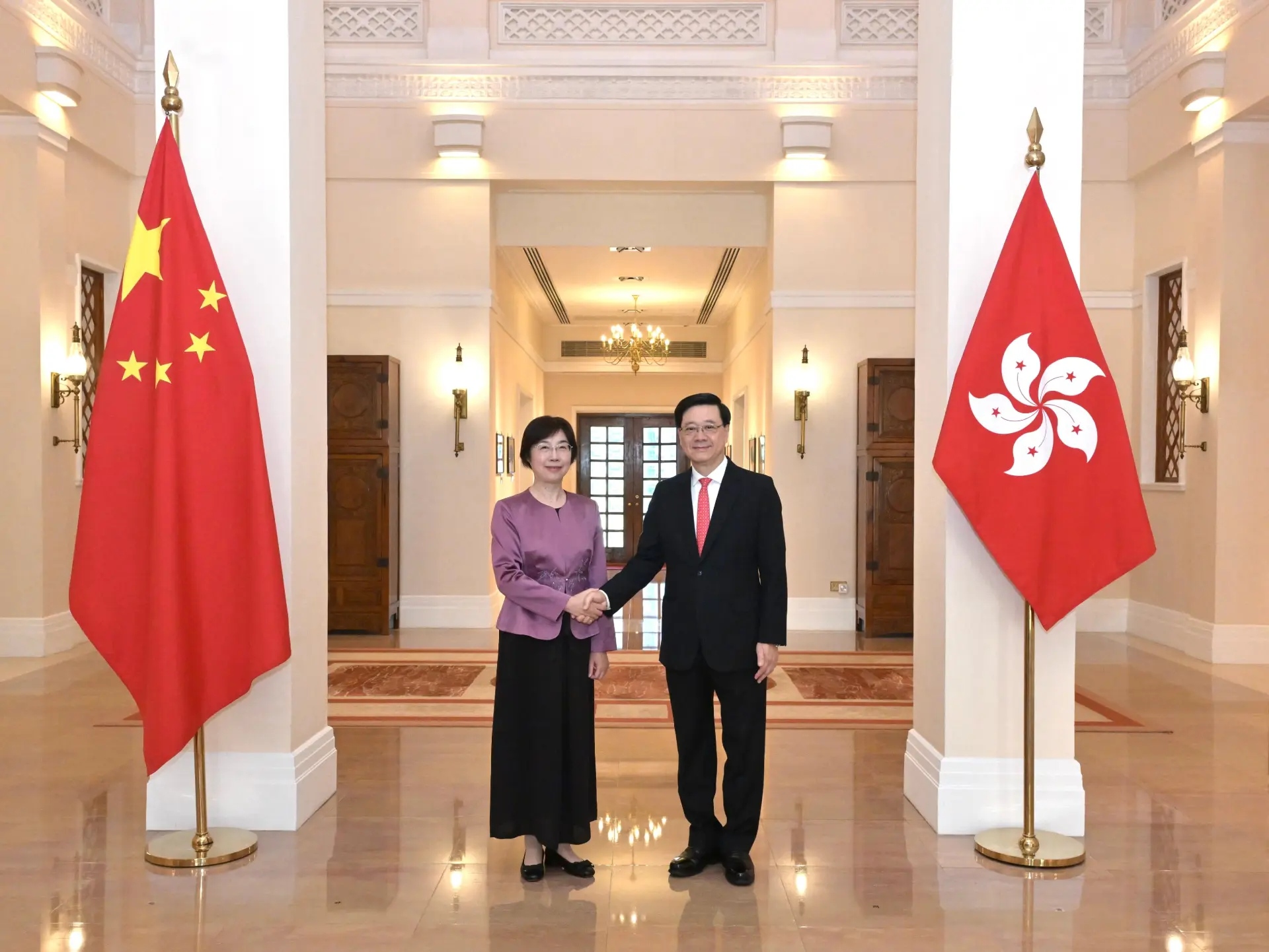 行政長官李家超（右）今日（十月十九日）在禮賓府與亞洲基礎設施投資銀行行長鄒加怡（左）會面。