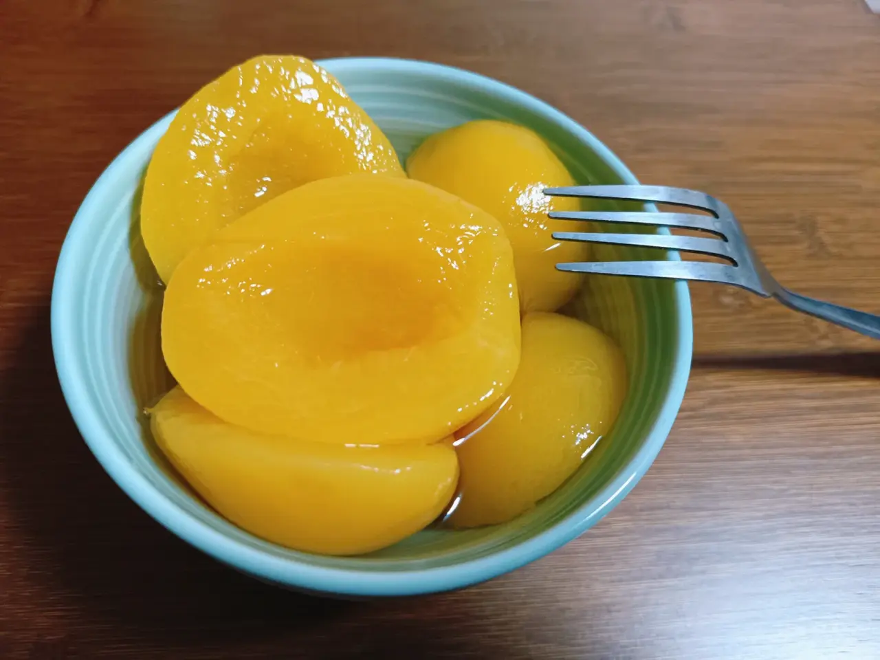 過去東北冬季漫長寒冷，新鮮水果稀缺，人們會在秋季黃桃豐收時，將果肉去皮去核，與冰糖一同熬煮後裝罐密封。（來源：小紅書網友）