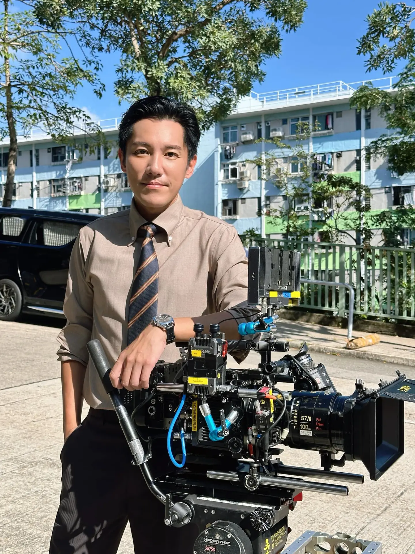 2006 年，在劉德華的安排下，他加入 TVB 藝員訓練班，開啟長達 19 年的「木人巷訓練」。入班前，林家棟贈予他金石良言：「入到去，乜都唔好理，耷低個頭就做，你一定會學到嘢！」。(圖：張頴康 麥雅緻@FB)