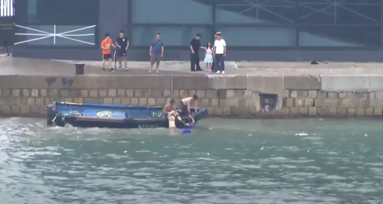 梁北喜事後回憶，父子二人立刻暫停防颱工作，駕艇沖向遇險地點，救援難度極大，但二人毫無遲疑。(圖：網絡翻攝)