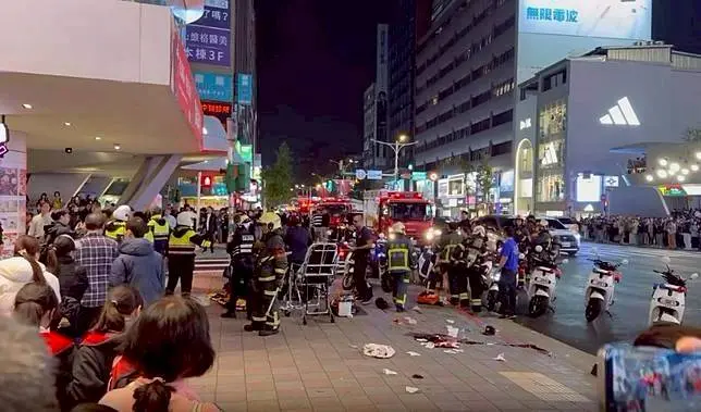 警方、消防及救護員隨後趕到現場。（影片截圖）