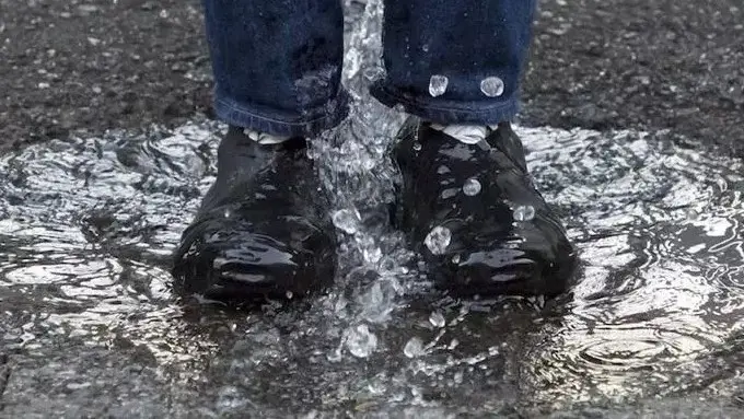 每次雨天出門，總有機會和「濕鞋危機」狹路相逢！（示意圖來源：網絡）