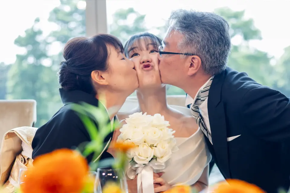 婚禮上重現兒時畫面？日本新娘的「雙重親吻」感動千萬人。（來源：syuuuki_weddingphoto@threads）