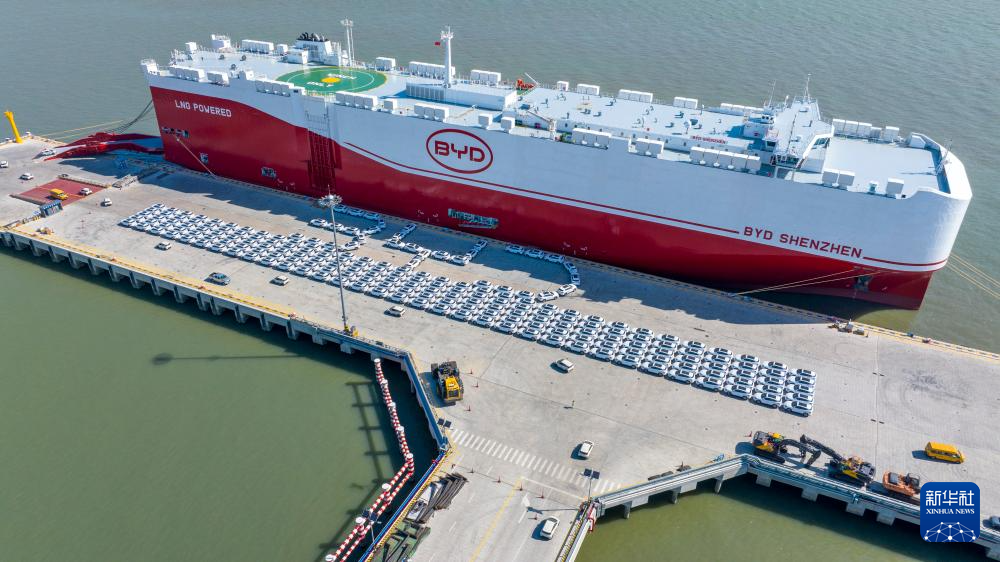  4月26日，「深圳號」汽車運輸船停靠蘇州港太倉港區碼頭準備裝載出口汽車（無人機照片）。(新華社)