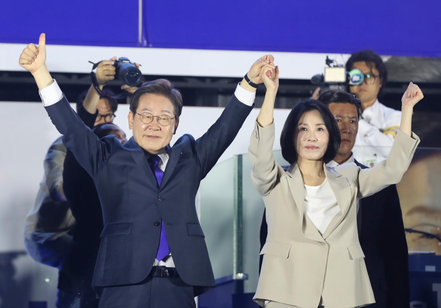 6月4日凌晨，李在明攜夫人金惠京在首爾國會前揮手。(新華社)