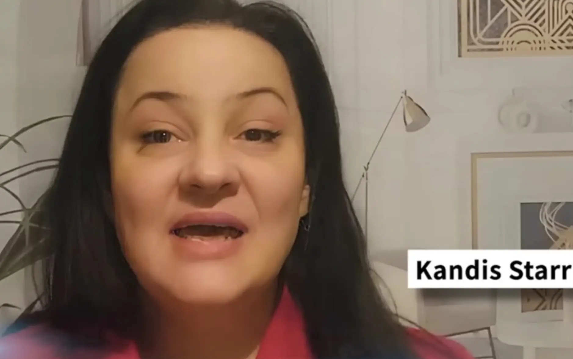 繼男星于朦朧9月11日墜樓身亡後，美國靈媒Kandis Starr於網路上公開表示，陳都靈目前處於極度危險狀態，並預言她將在12月5日「被獻祭」。(圖：網絡截圖)