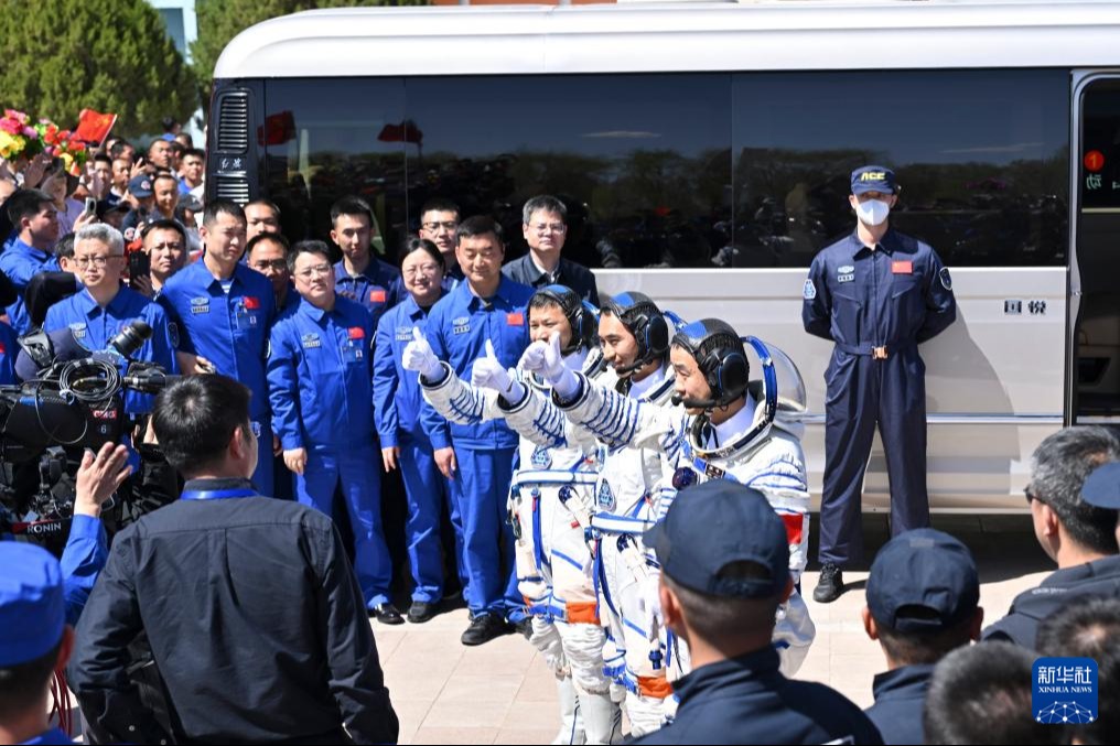 4月24日，神舟二十號載人飛行任務航天員乘組出征儀式在酒泉衛星發射中心問天閣圓夢園廣場舉行。這是航天員陳冬（右）、陳中瑞（中）、王杰在出征儀式上。(新華社)