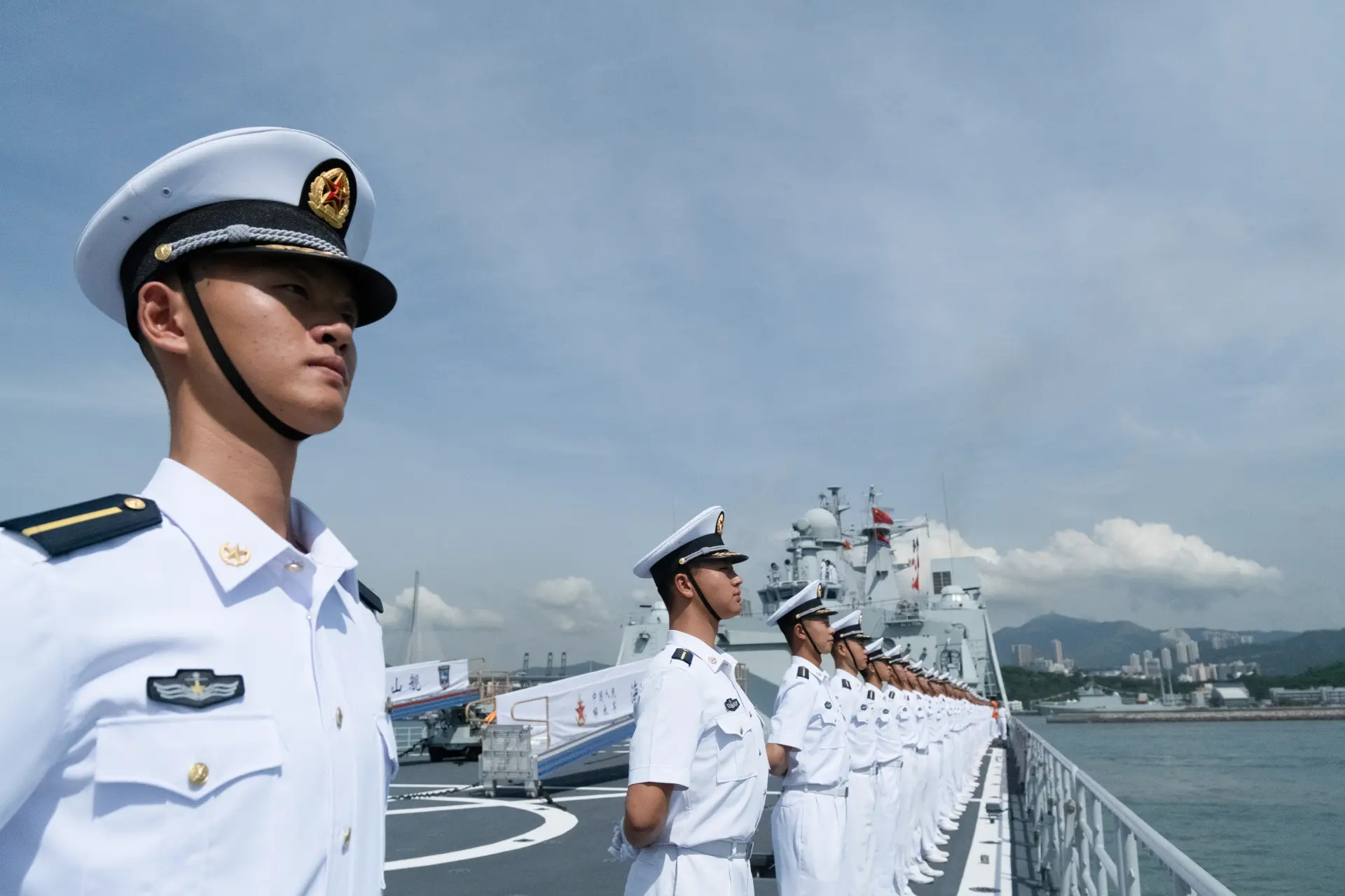 兩艦搭載 1200 多名海軍學員和官兵，其中「沂蒙山艦」作為新型兩棲船塢登陸艦，兼具裝載能力強、續航里程遠等特點。(圖：新華社)