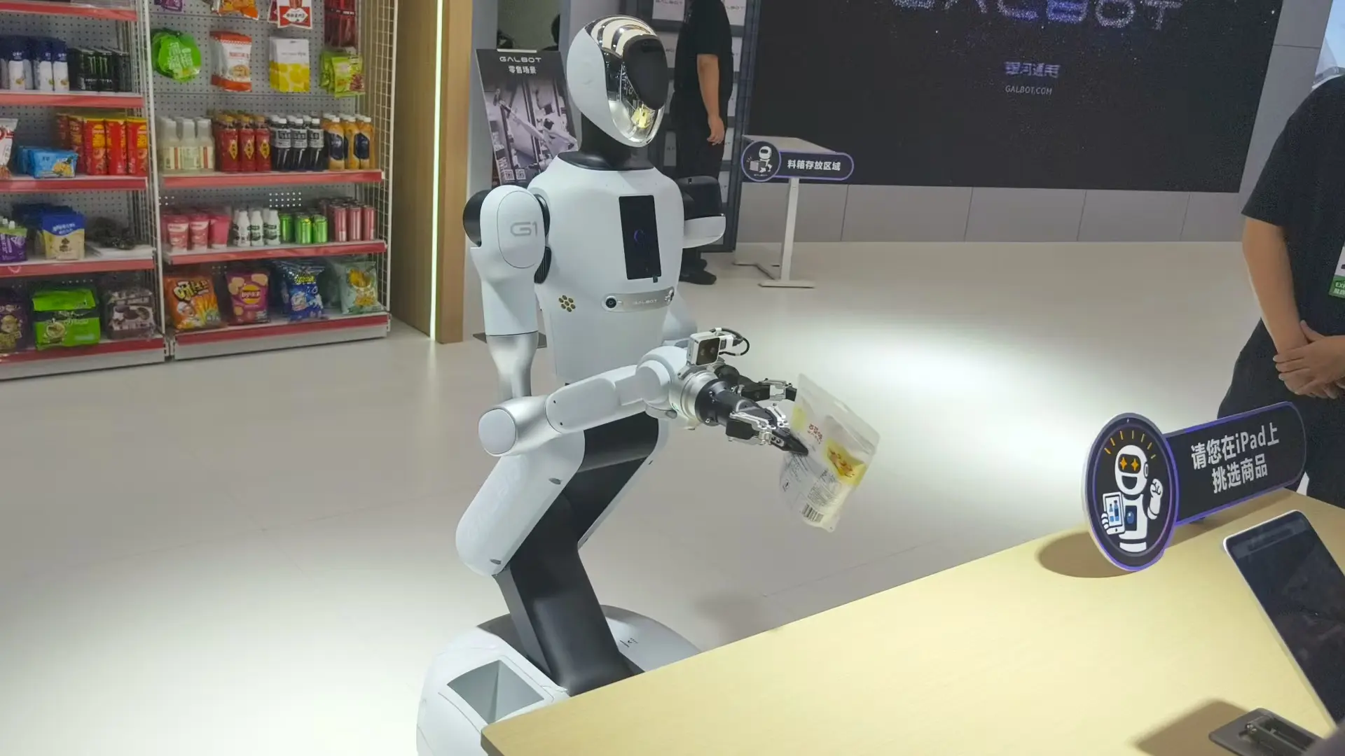 作為國內具身智能領域的標桿企業，銀河通用成立於2023年5月，主營業務聚焦具身多模態大模型與通用機器人研發，目前已構建覆蓋機器人本體、操作系統、仿真訓練與具身大模型算法的全棧自研研發能力，技術和收入均處於國內人形機器人公司前列。(圖：網絡截圖)