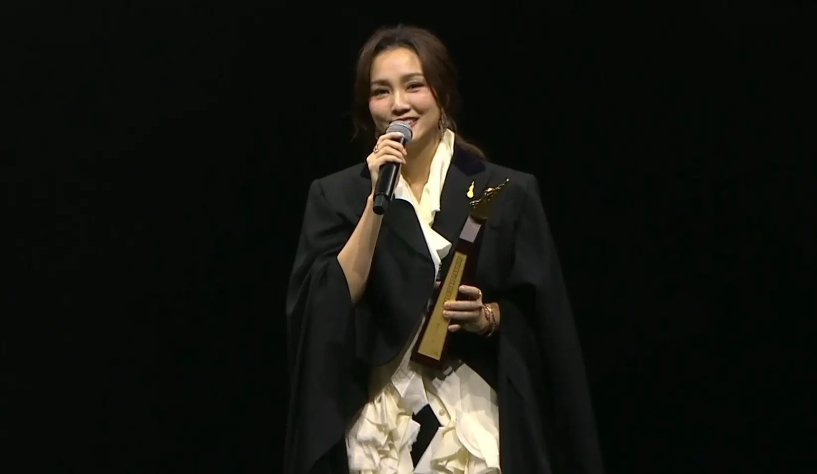 謝安琪在台上領獎時便坦言，《50/50》的製作始於數年前，當時的自己正陷入人生迷茫：「40幾歲人對於自己前途感到唔知點行落去，有好多自我質疑，自己一個人嘅時候好哀傷，好內耗。」(圖：ViuTV@FB)