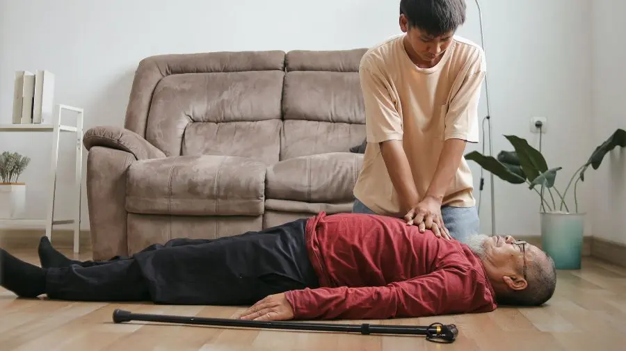 將慣用手心朝下置於胸骨的下半部，另一手則緊扣其指縫，以身體的力量垂直下壓，繼續每分鐘100至120下的速度。