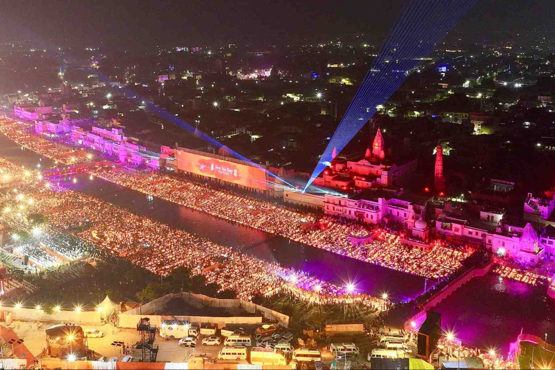 數千名民眾匯聚於當地河畔，共同點亮超過 260 萬盞傳統油燈，燈火沿河岸鋪展如星河，與夜空中的煙花表演交相輝映，場面壯麗震撼。(圖：網絡翻攝)