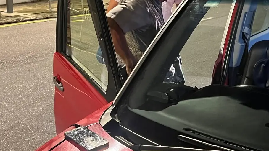 醉客搶過崔司機手中的榮耀手機，狠狠擲落地下，手機即時嚴重損毀，該手機市值約 2500 港元。(圖：網絡翻攝)