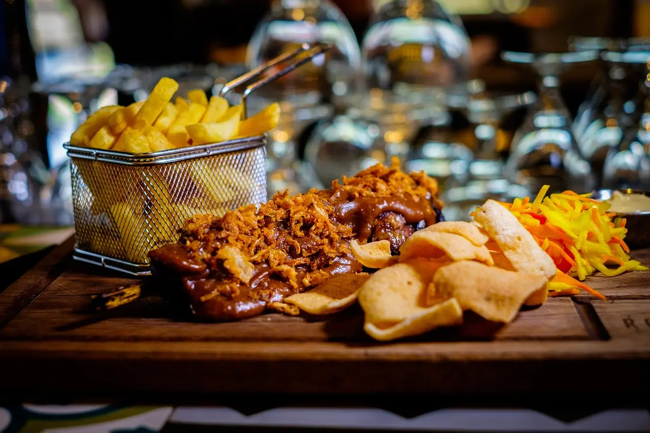 心情低落時總想撲向炸雞、燒烤這類高熱量食物？吃完卻又陷入「罪惡感循環」，焦慮反而加倍？（示意圖來源：pixabay）