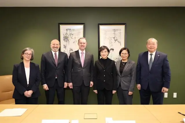 台美雙方於美東時間2月12日簽署台美對等貿易協定後合影。左起：美國在台協會（AIT）華盛頓總部執行理事藍鶯（Ingrid Larson）、美國商務部盧特尼克（Howard Lutnick）部長、美國貿易代表葛里爾（Jamieson Greer）大使、台行政院鄭麗君副院長、台行政院楊珍妮政務委員、台駐美代表處俞大㵢（台行政院）