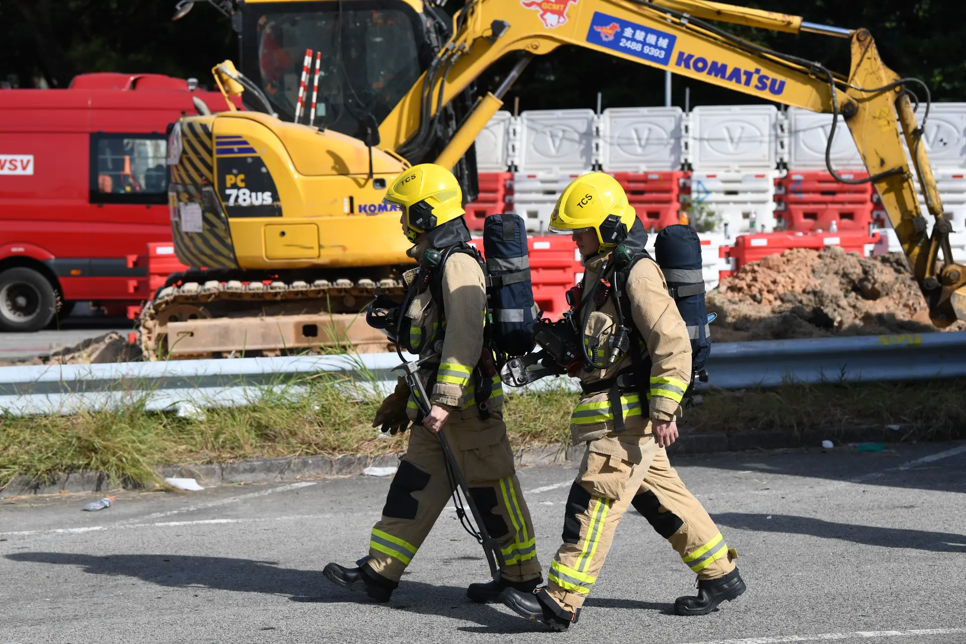 截至週五（28日）下午3時，保安局局長鄧炳強在傳媒簡報會上證實，火災已造成128人死亡，其中包括1名殉職消防員，這一數字讓原本沉重的災情更添悲痛。(圖：新華社)