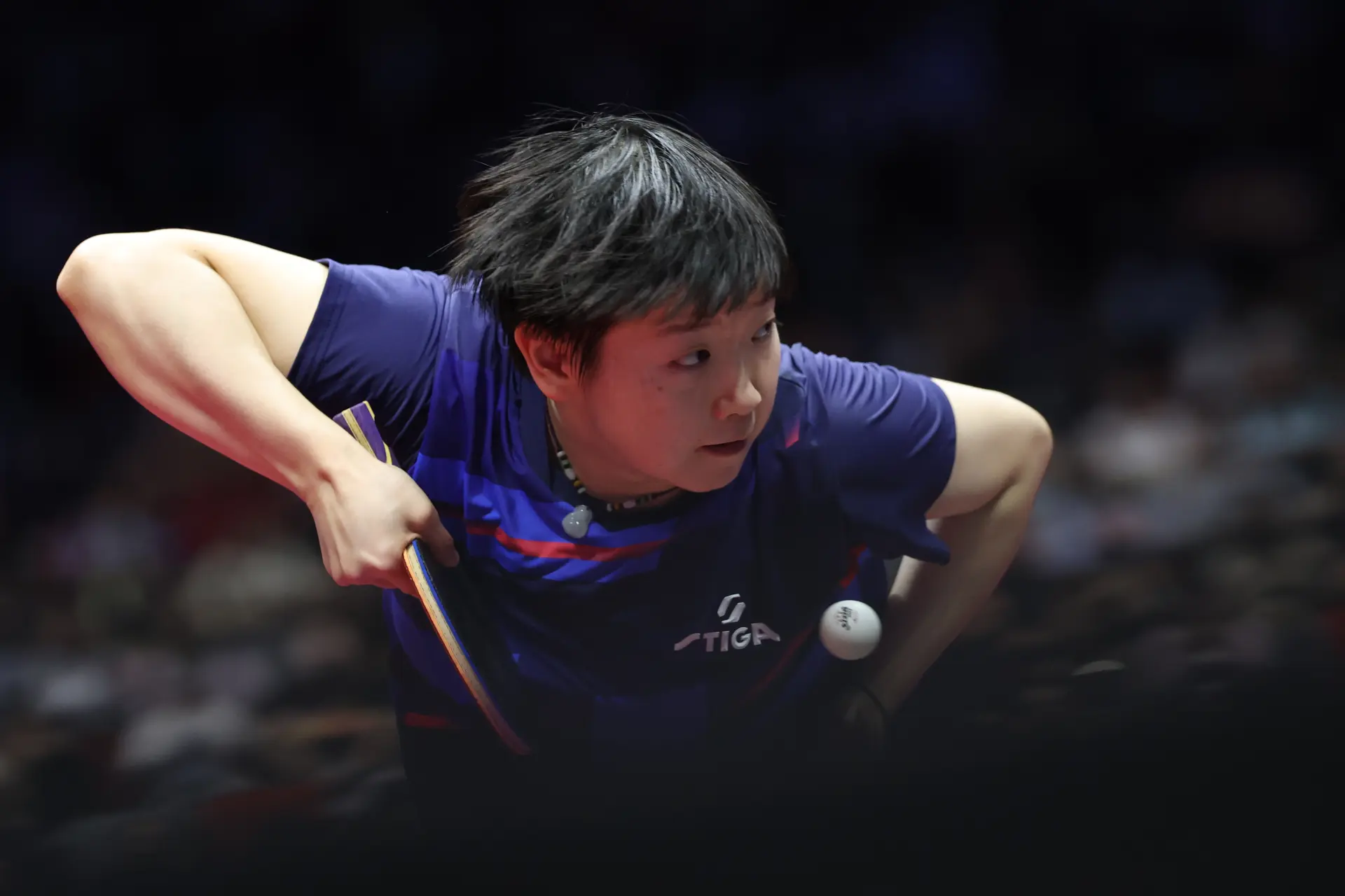 面對開局不利的局面，孫穎莎迅速調整戰術，第二局開啟強勢反擊。她加快進攻節奏，以精准的正手暴沖和靈活的步法調動對手，很快建立起比分優勢，最終以11-4乾淨利落地扳平總比分。(圖：新華社)